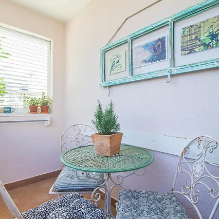 Lunarta Макарска